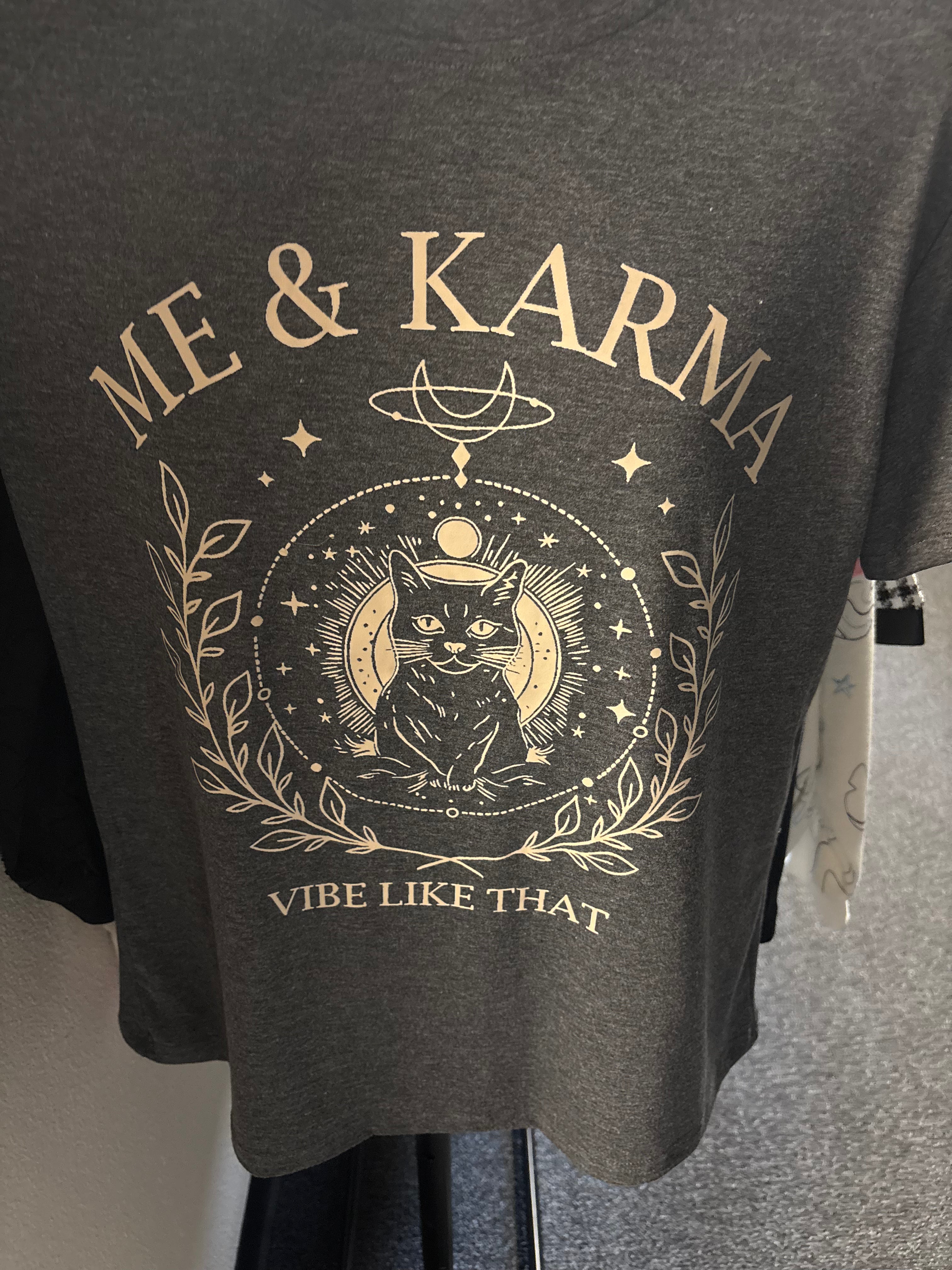 T-Shirt | Medium Black Graphic Tee – “Me & Karma Vibe Like That” Cat Design